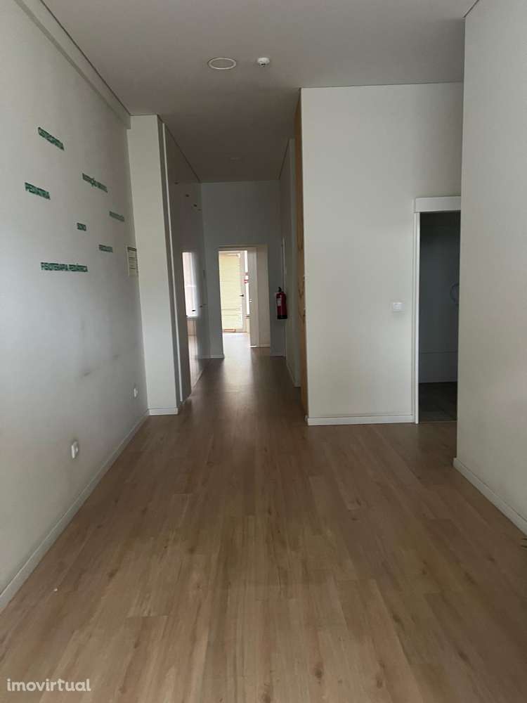 Loja com 2 montras, estacionamento, fácil acesso no Cedro - Gaia - Grande imagem: 3/13