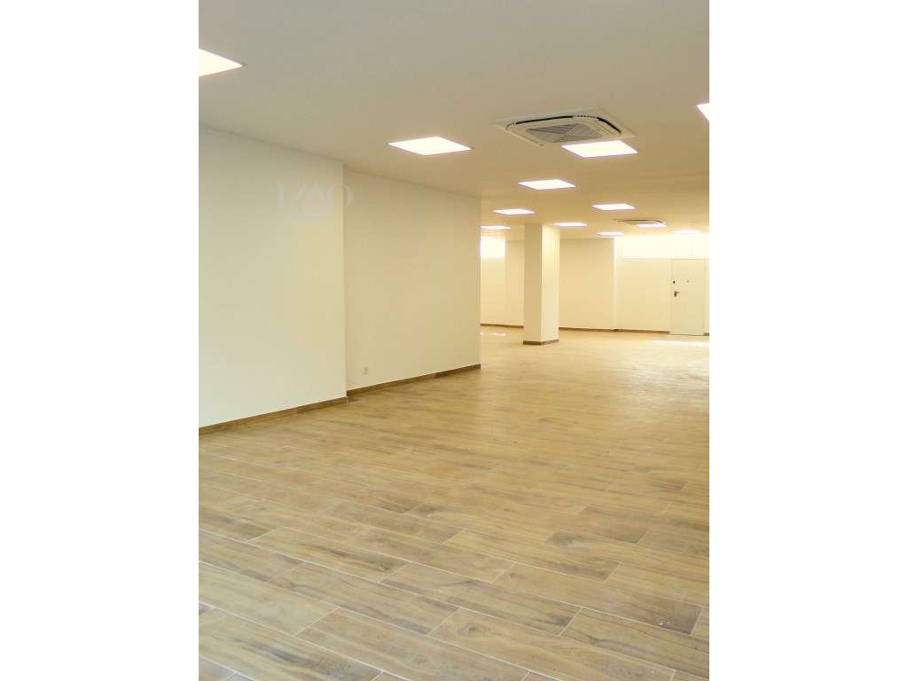 Espaço comercial com 586m² em Benfica - Grande imagem: 4/16