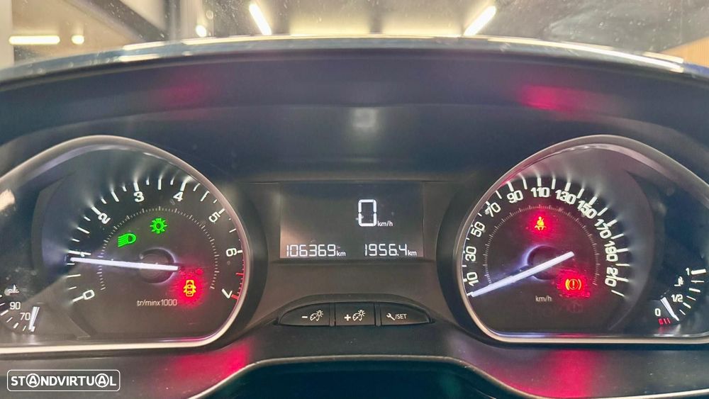 Peugeot 208 1.2 VTi SE Style - 9