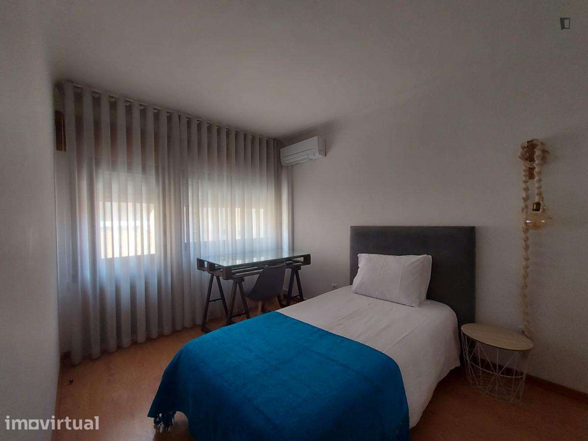 Quarto - localizado em Santa Marinha Porto - Grande imagem: 2/15