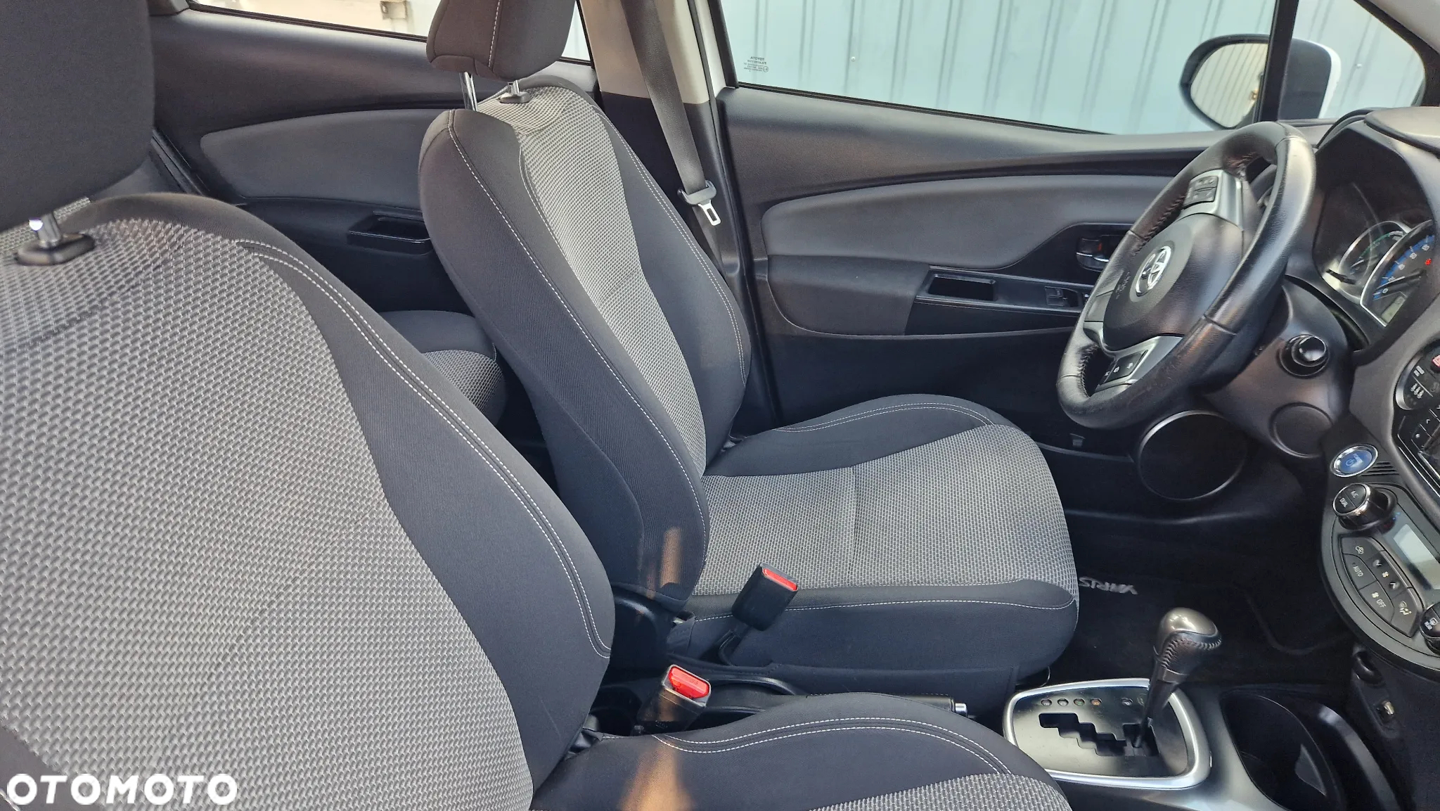 Toyota Yaris Hybrid 100 Business Edition - 22