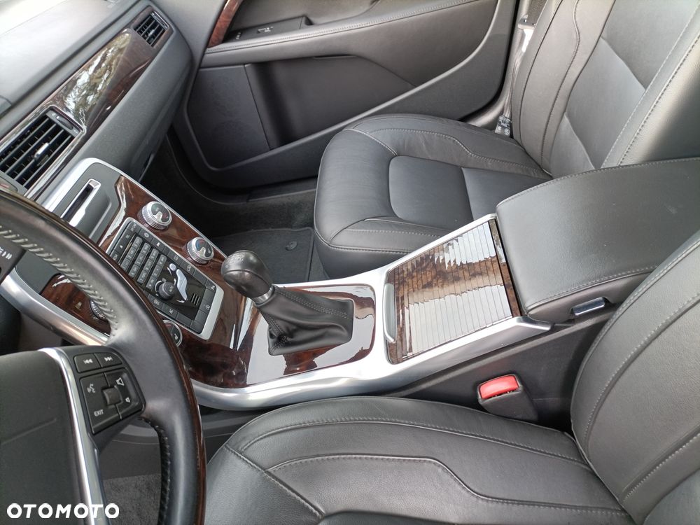 Volvo V70 D2 Black Edition - 13