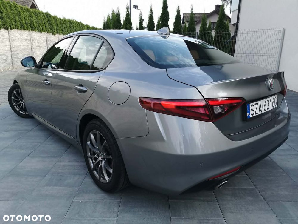 Alfa Romeo Giulia 2.2 AT8 Executive - 14