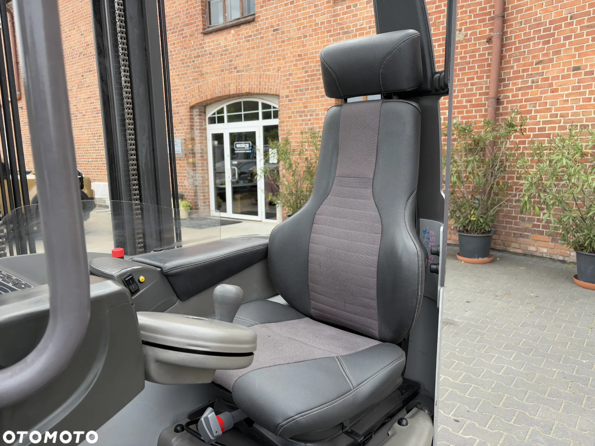 Nissan ULS120 - 18