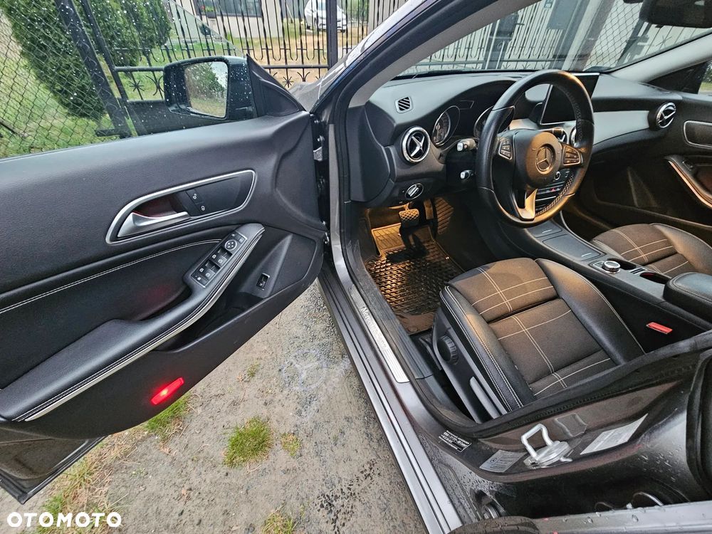 Mercedes-Benz CLA 200 7G-DCT Urban - 9
