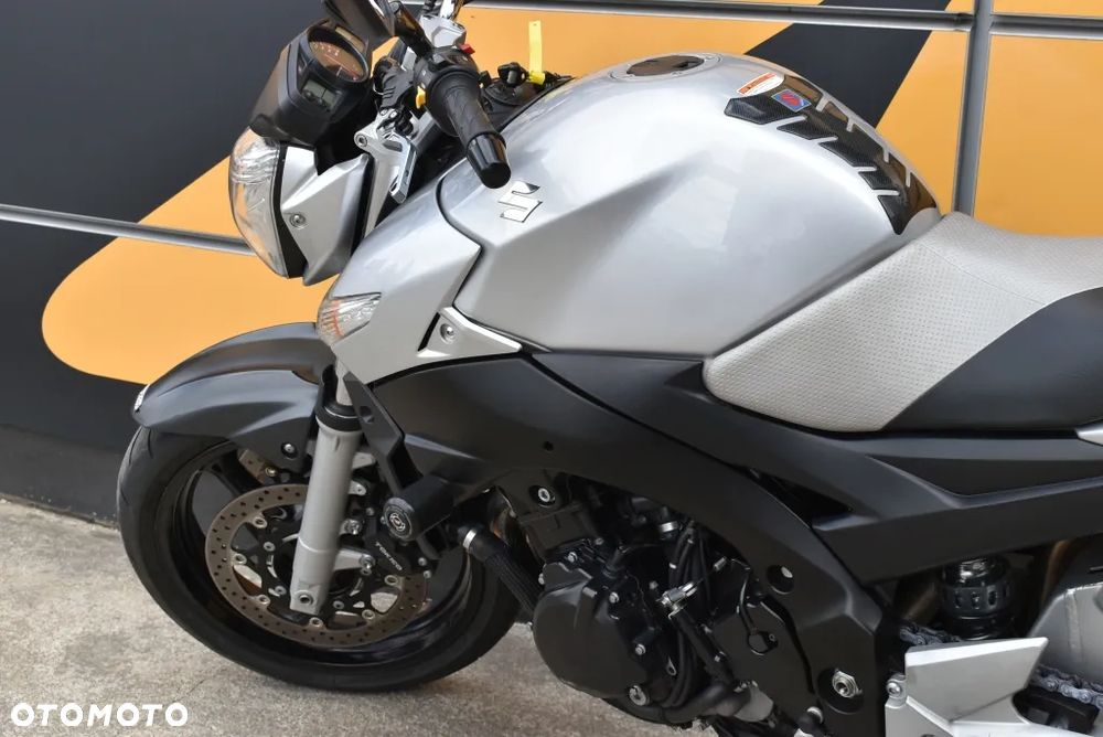 Suzuki GSR - 14