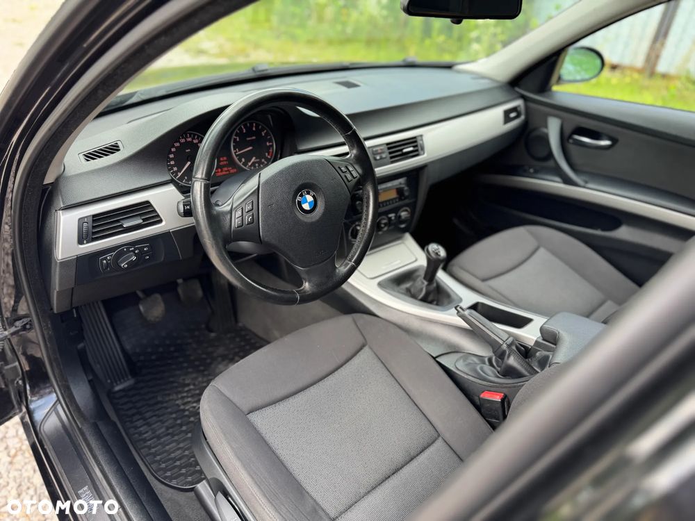BMW Seria 3 320i Touring - 23