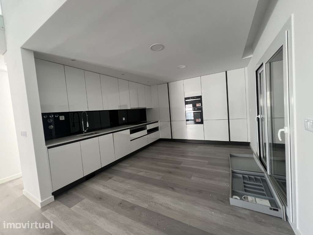 Excelente moradia t3 triplex com cozinha e sala separadas e bom esp... - Grande imagem: 2/11