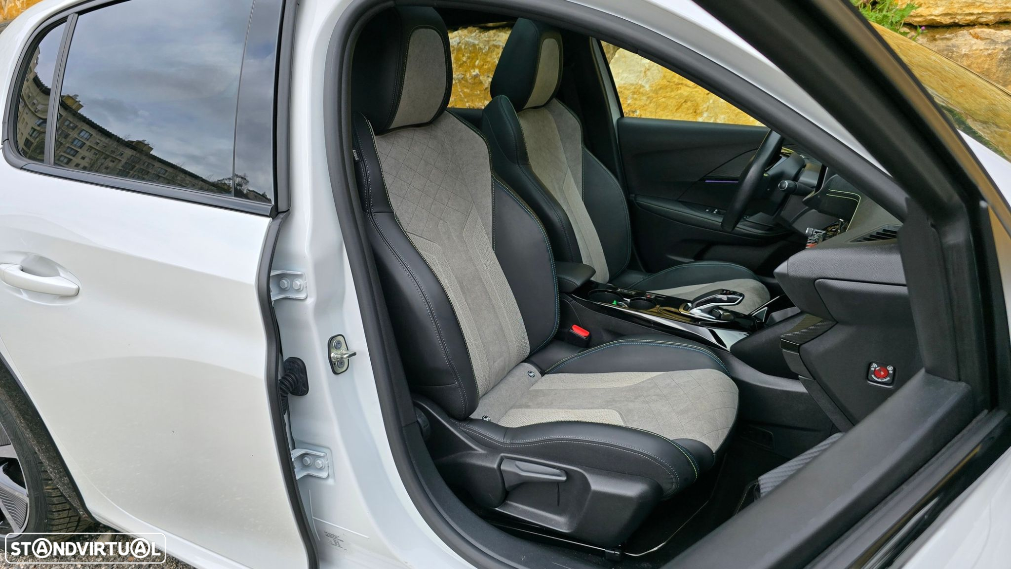 Peugeot e-208 GT - 47