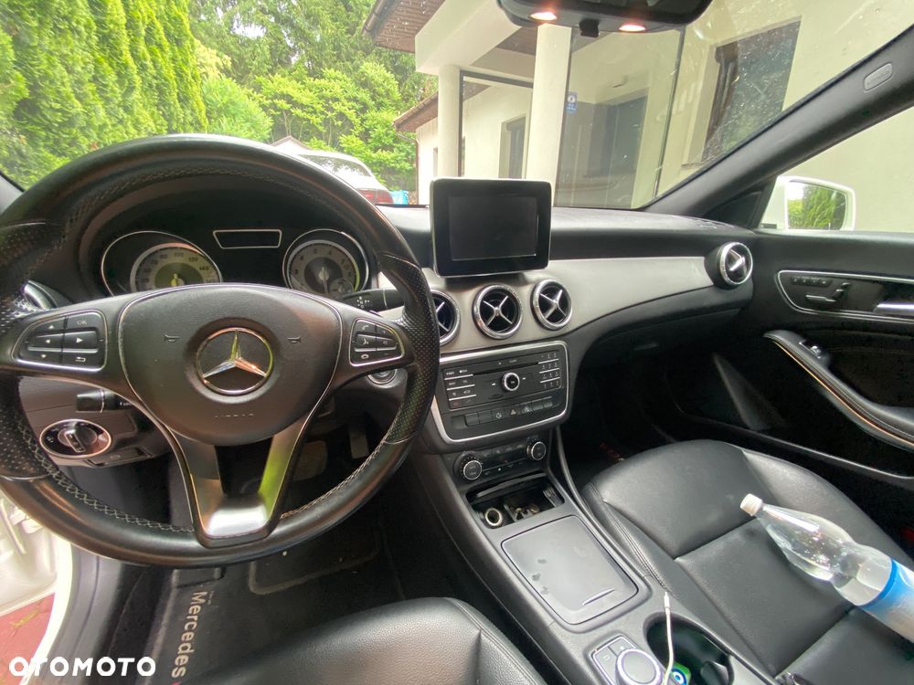 Mercedes-Benz CLA 250 7G-DCT - 12