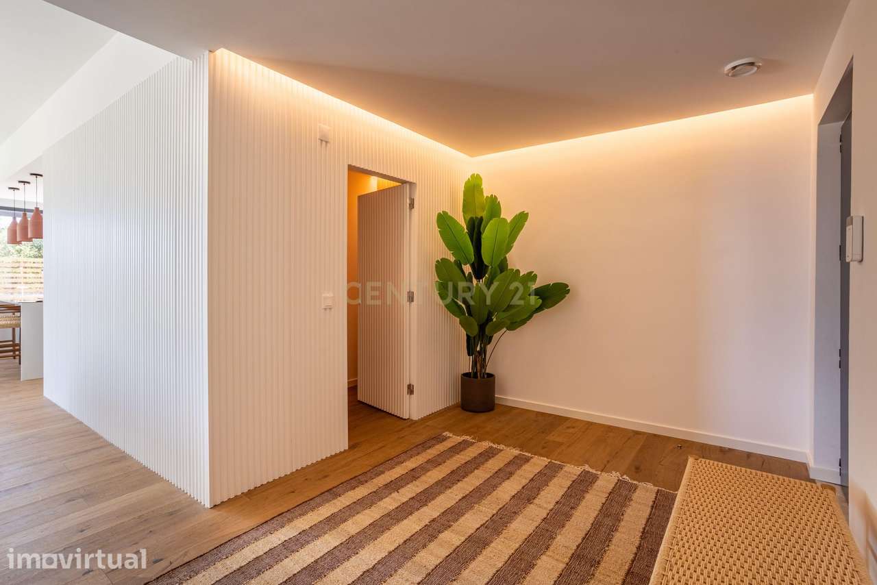 Luxuosa Moradia T4 com Piscina em Localização Privilegiada - Grande imagem: 4/29