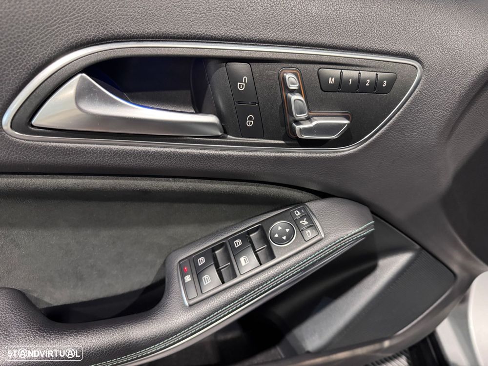 Mercedes-Benz A 45 AMG 4Matic Speedshift 7G-DCT PETRONAS 2015 World Champion Edition - 34