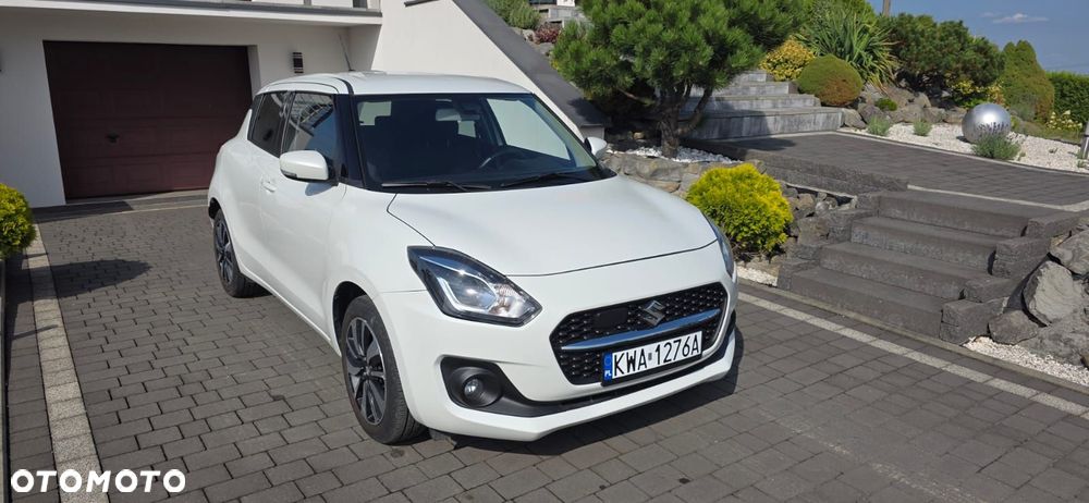 Suzuki Swift 1.2 Premium Plus CVT - 1