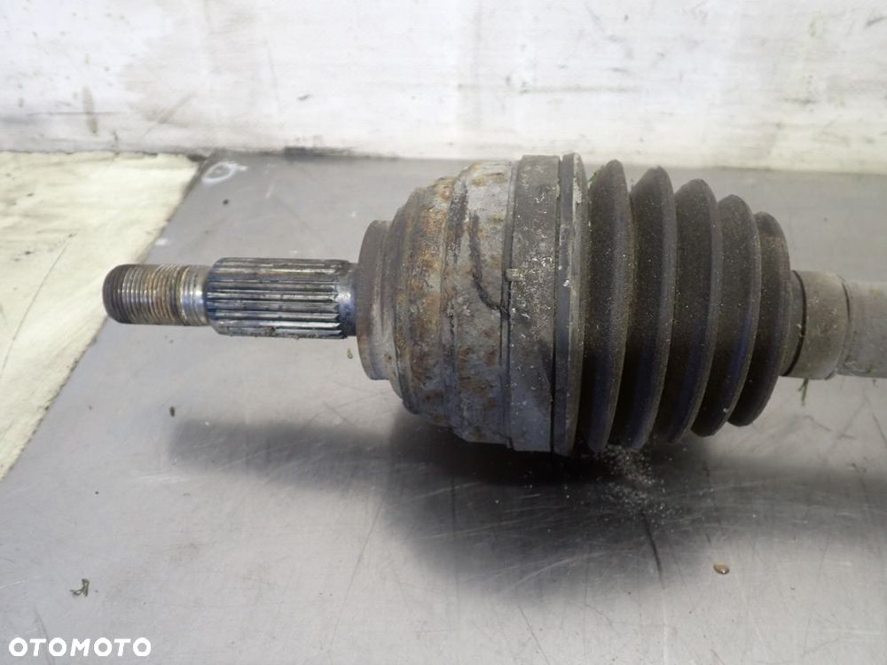 PÓŁOŚ PRAWA RENAULT CLIO III LIFT 1.5 8200499586 - 2