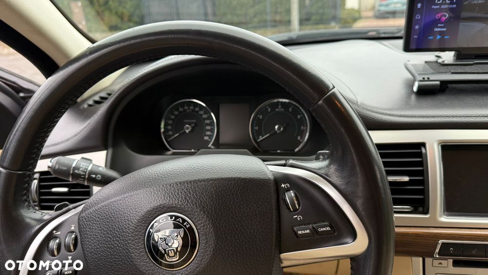 Jaguar XF 2.0 T Luxury - 21