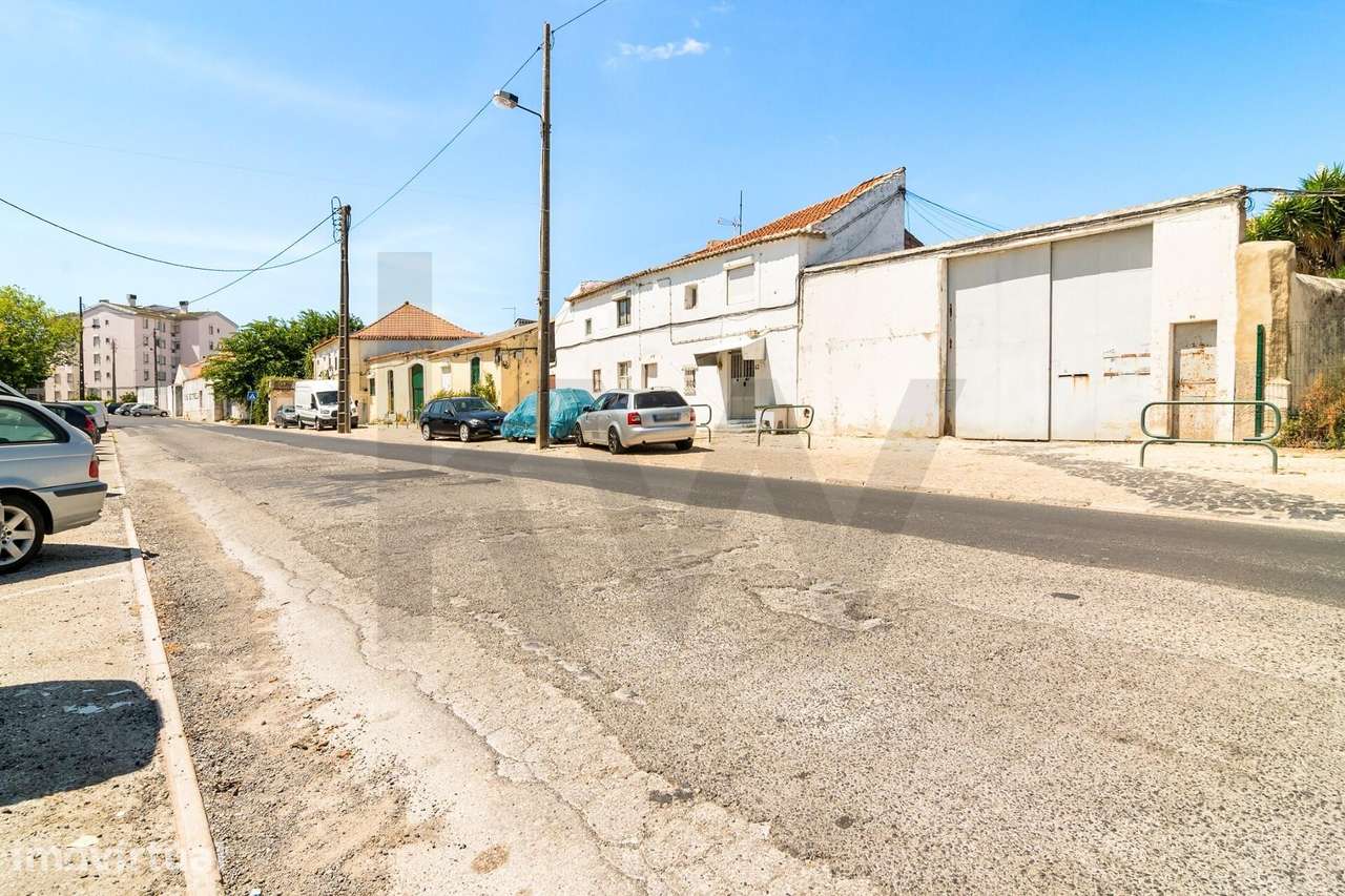 Prédio para Obras no Campo das Amoreiras, em Santa Clara – Lisboa - Grande imagem: 3/25