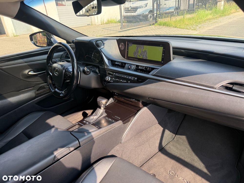 Lexus ES 300h Business Edition + - 23