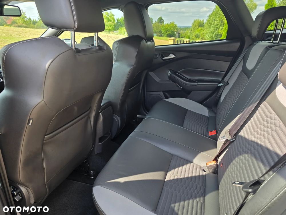 Ford Focus Turnier 2.0 EcoBoost ST mit Leder-Sport-Paket - 13