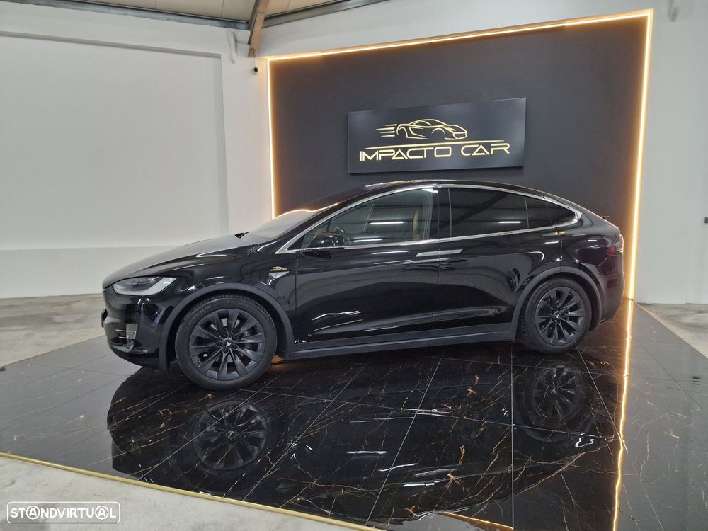 Tesla Model X 90D - 21