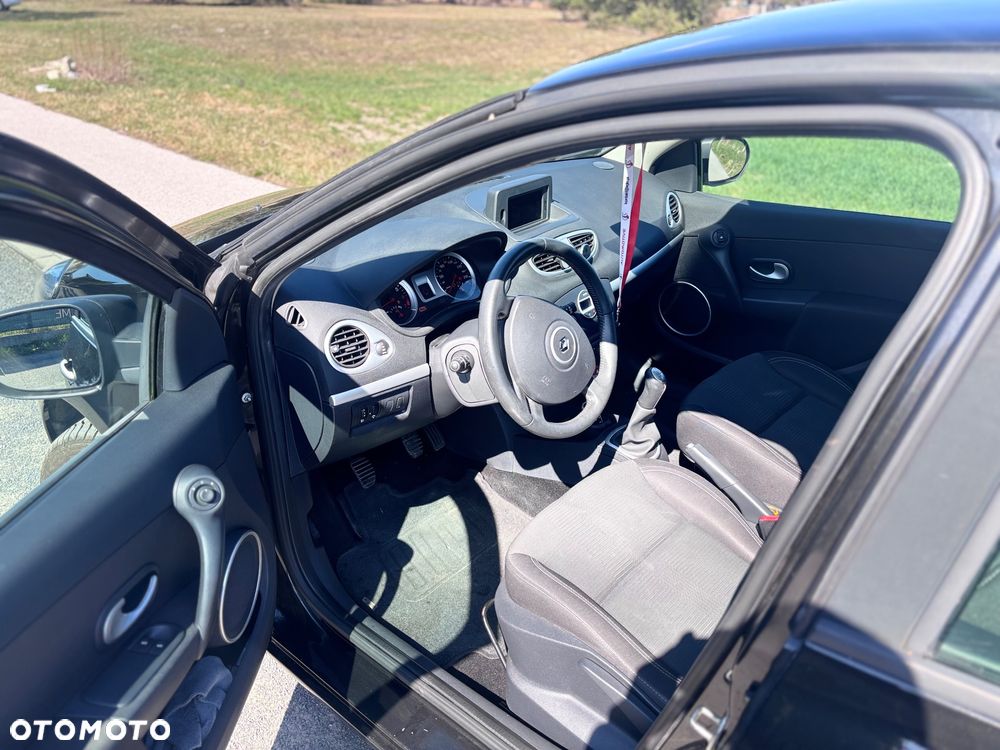 Renault Clio 1.2 16V 75 Night and Day - 9