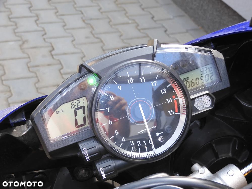 Yamaha R1 - 25
