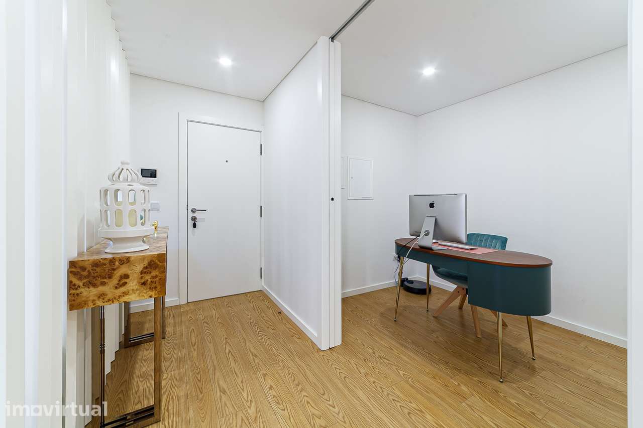 Exclusivo apartamento T3+1 seminovo, com 190m2, três frentes e box - Grande imagem: 3/42