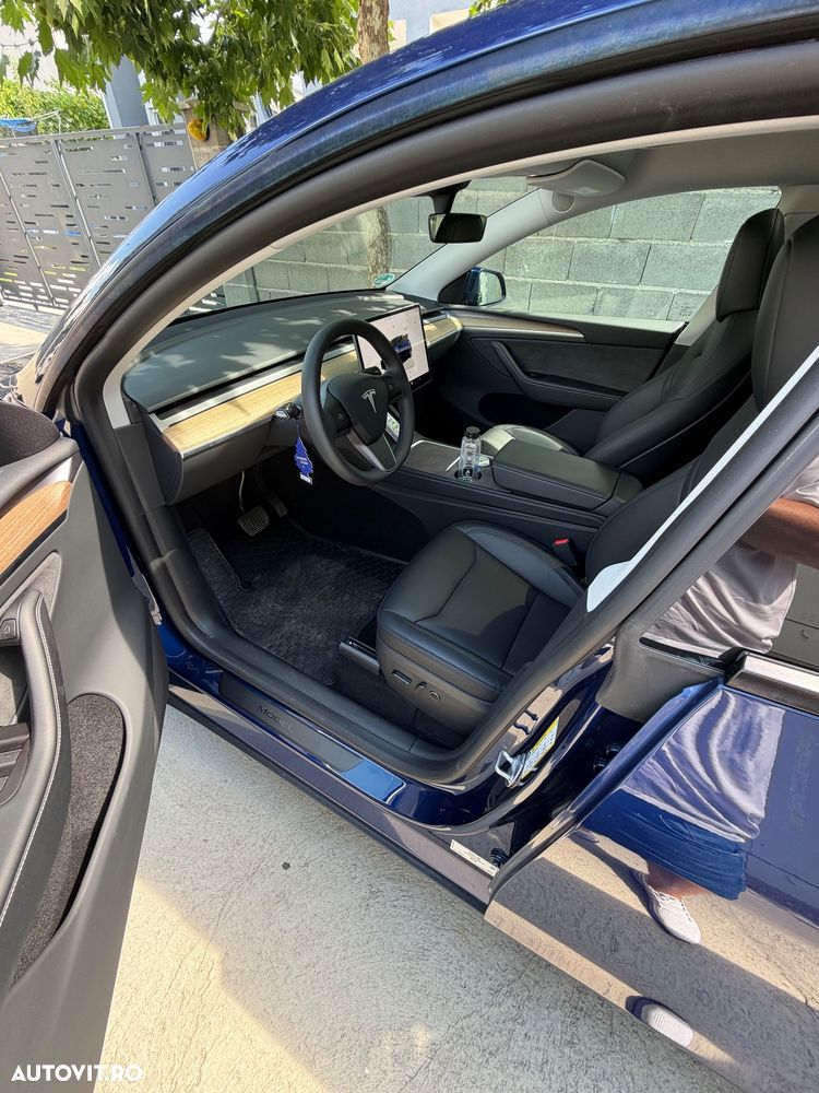 Tesla Model Y - 12