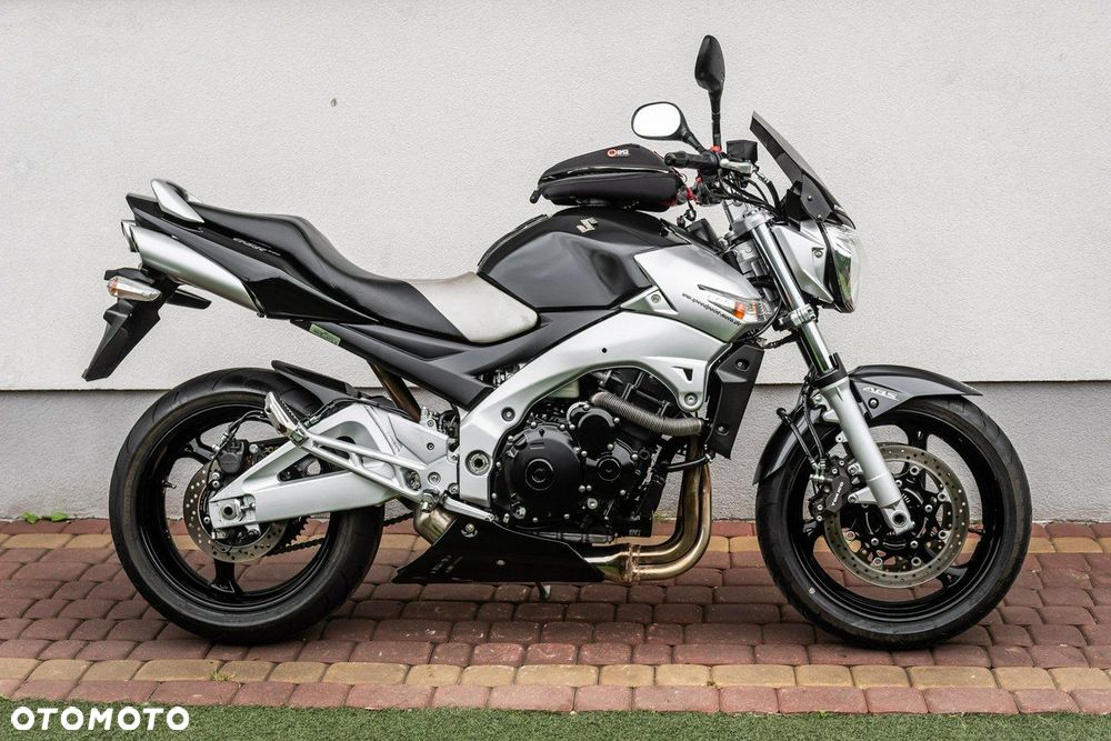 Suzuki GSR - 2