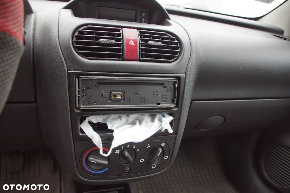 Auto na części - Opel Corsa C Lift 1.2 80 KM Z12XEP F13 4OU 2004R Silnik Skrzynia Drzwi Maska Błotnik Klapa Zderzak Lusterko Lampa Klamka Szyba Deska Kokpit Sterownik Moduł Czujnik Licznik Panel Wyświetlacz Kierownica - 13