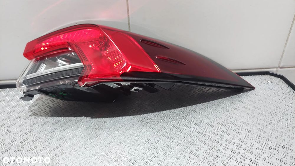 LAMPA PRAWY TYŁ TOYOTA COROLLA E21 SEDAN R2019 NR 8155002D1100 - 2