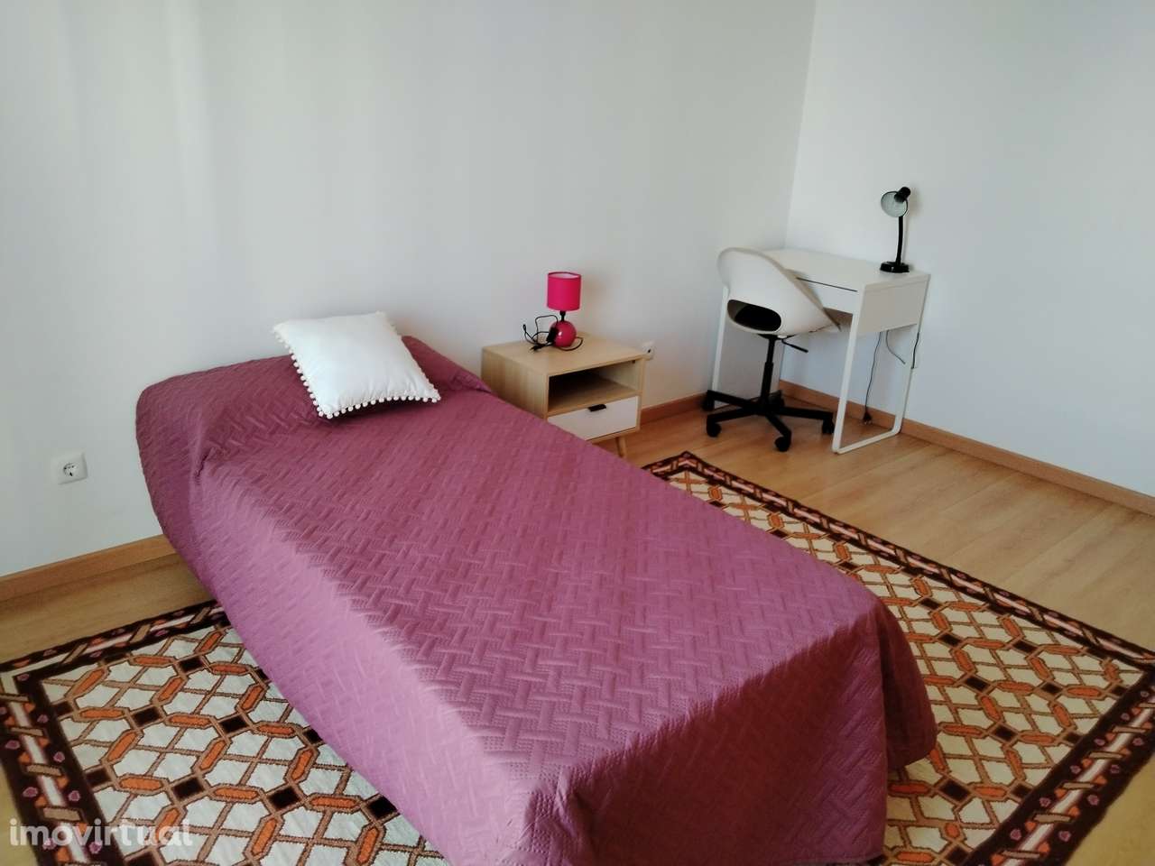 Quarto num T2(un quarto de senhorio reservado( senhorio emigrante) - Grande imagem: 2/5