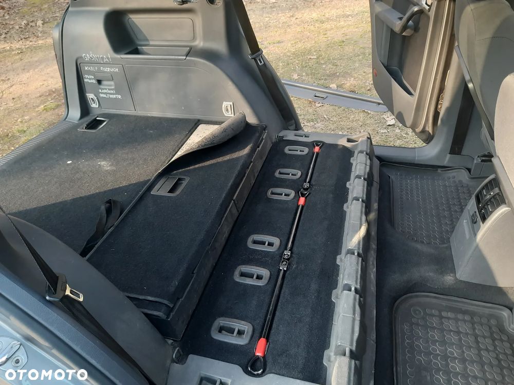 Volkswagen Touran - 17