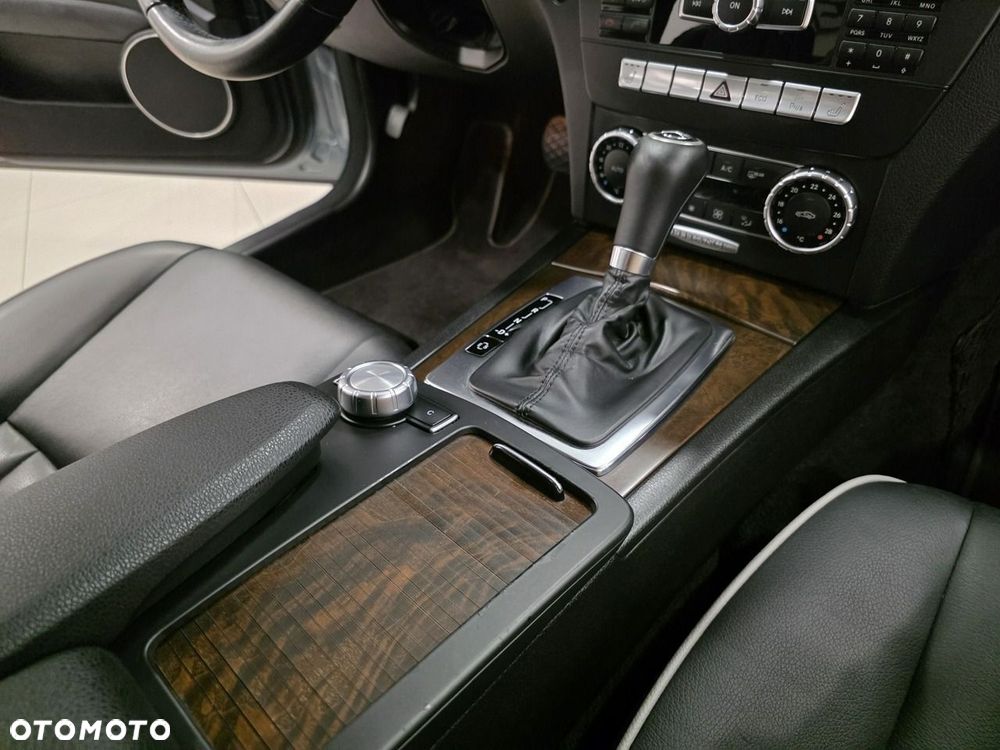 Mercedes-Benz Klasa C 180 BlueEFFICIENCY 7G-TRONIC Elegance - 22