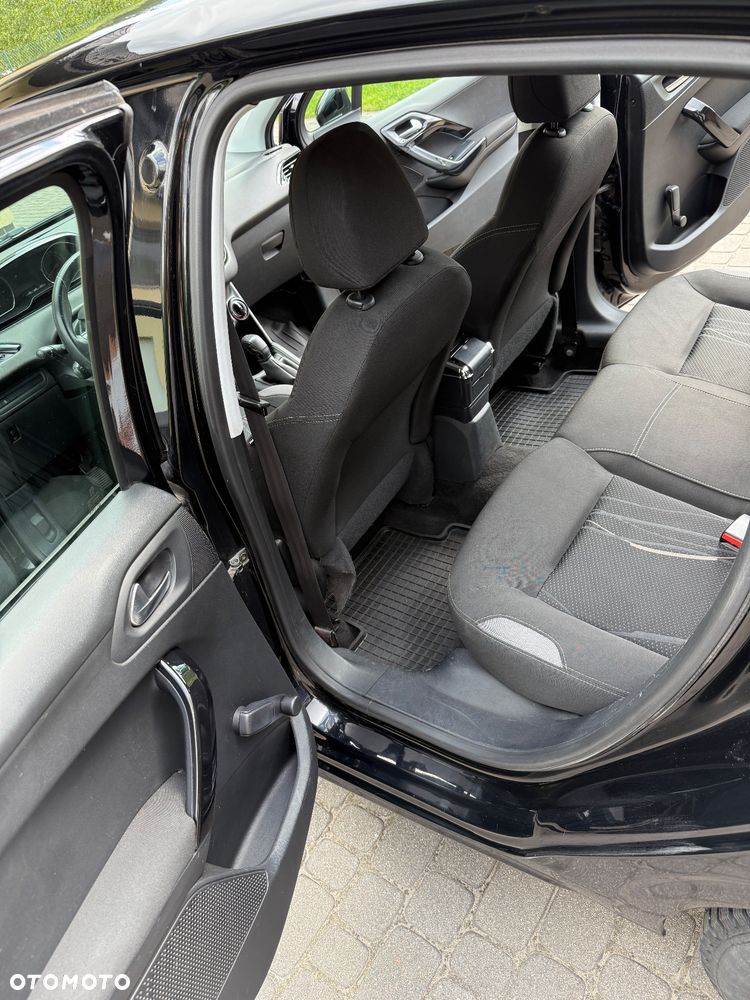 Peugeot 208 - 10