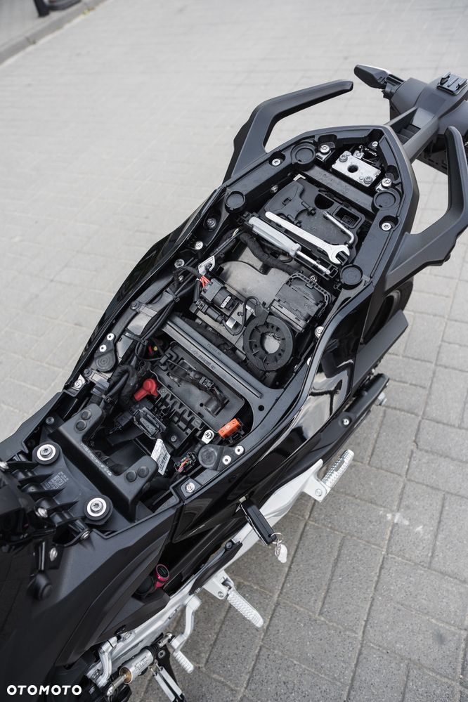 BMW F - 19