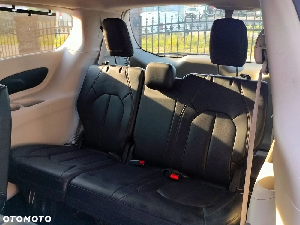 Chrysler Pacifica - 8