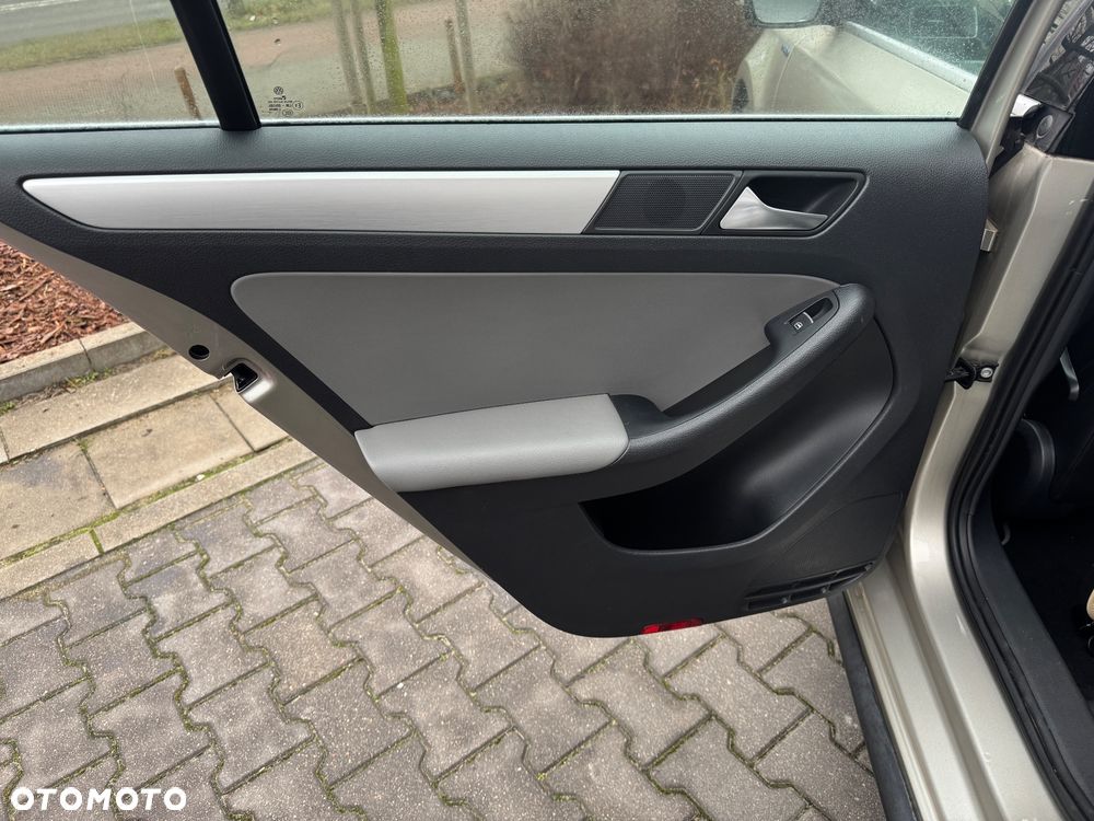 Volkswagen Jetta - 24