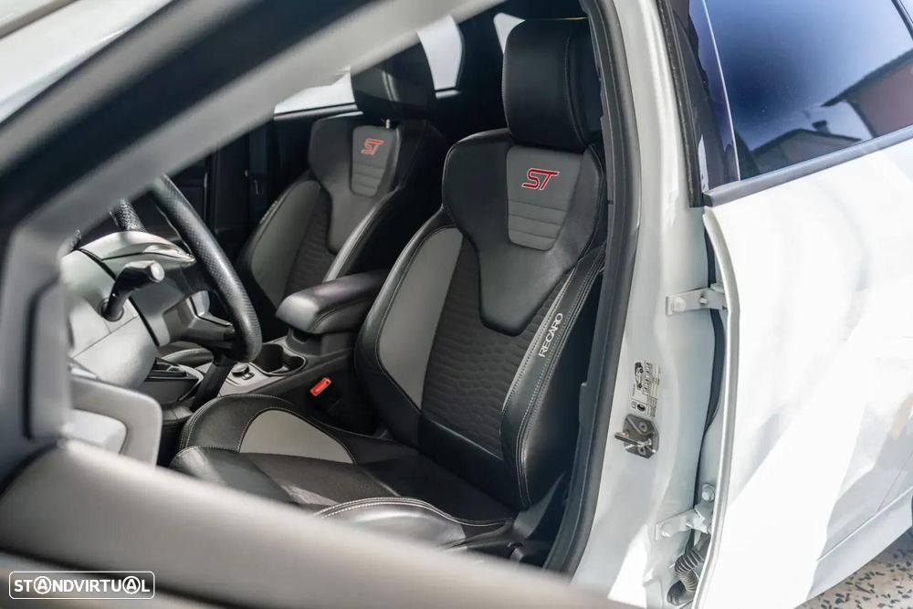 Ford Focus 2.0 EcoBoost ST c/ Pack Pele Desportiva - 11