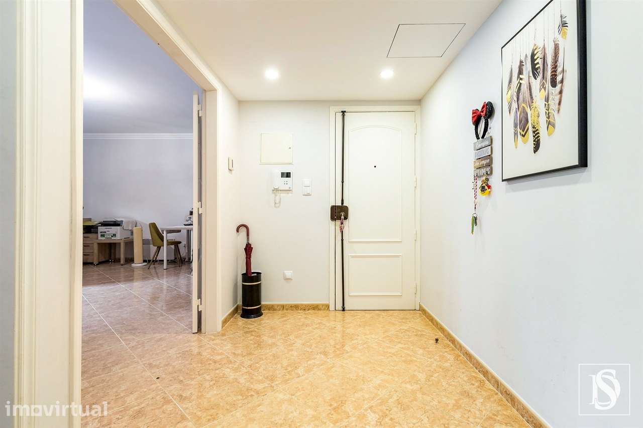 T3 Espaçoso em Corroios | Garagem | Ar Condicionado | Excelente Locali - Grande imagem: 2/52
