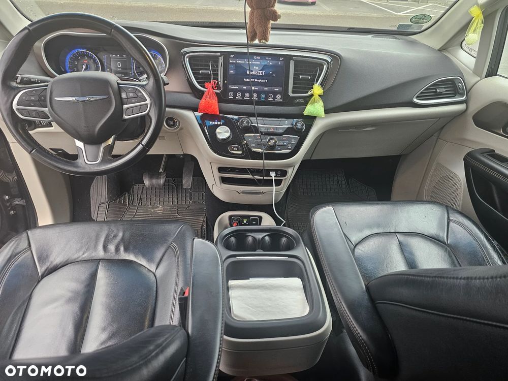 Chrysler Pacifica - 12