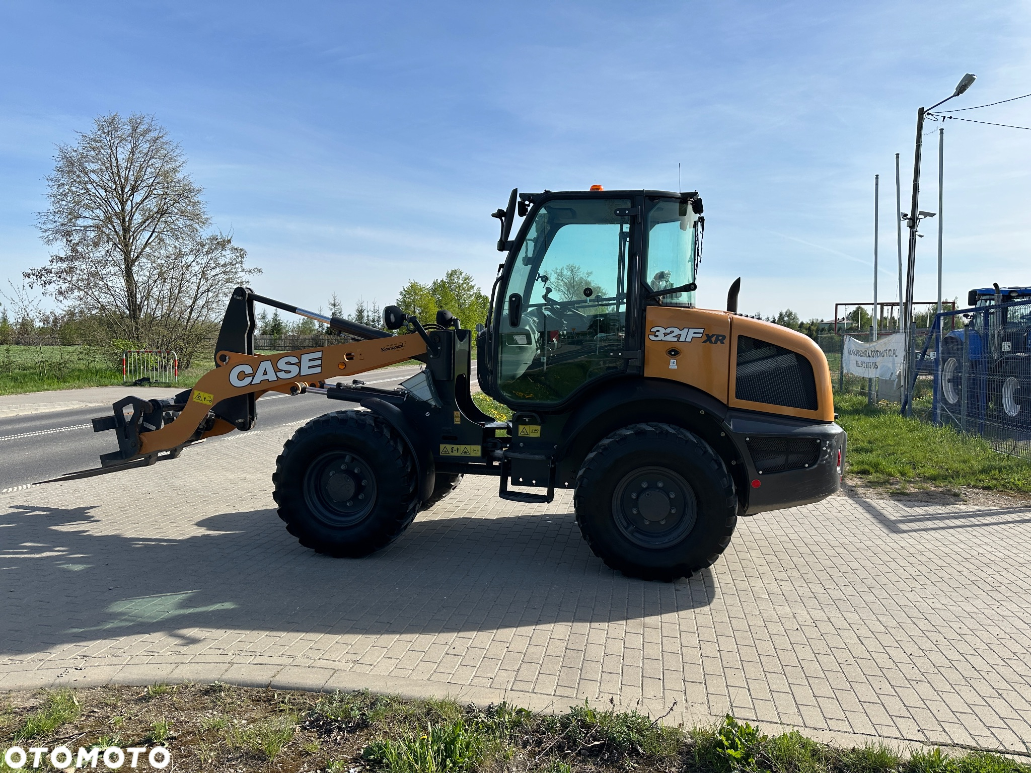 Case 321F XR 4x4 jak NOWA - 6