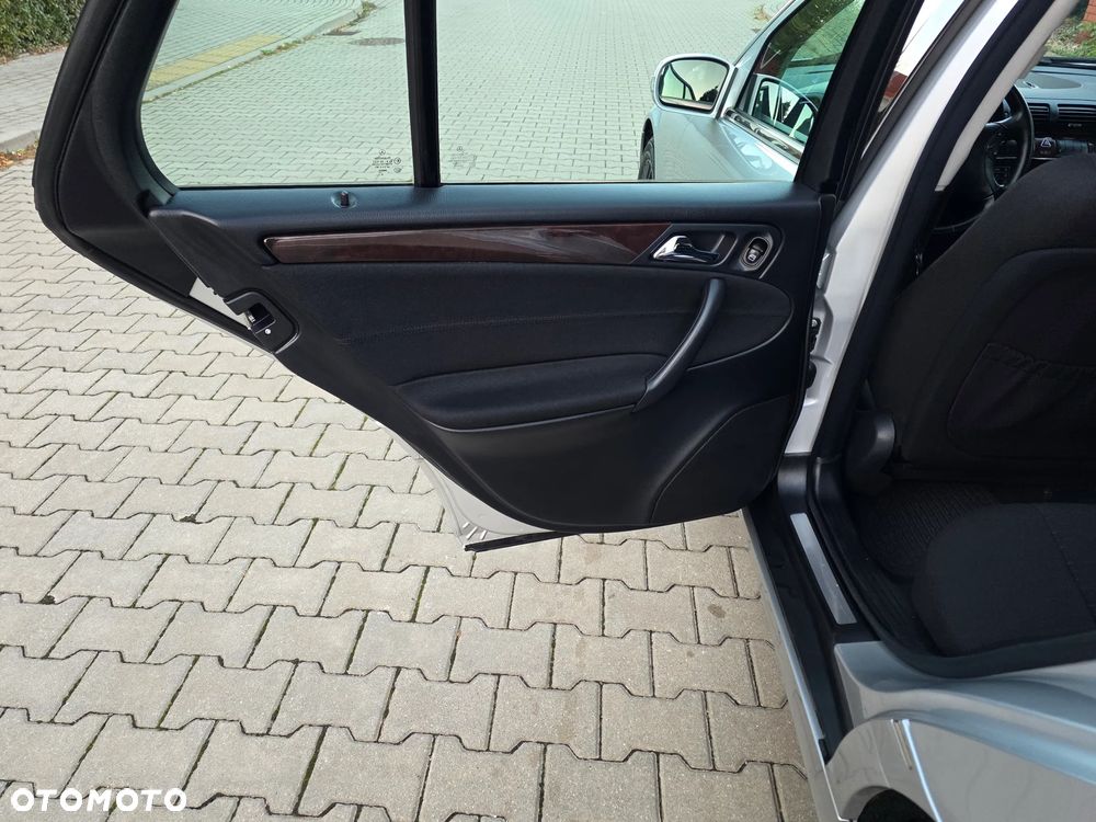 Mercedes-Benz Klasa C 200 Kompressor Automatik Classic - 24
