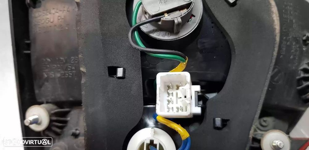 FAROLIM TRASEIRO DIREITO INTERIOR KIA CARENS IV 2017 -92404A4020 - 3