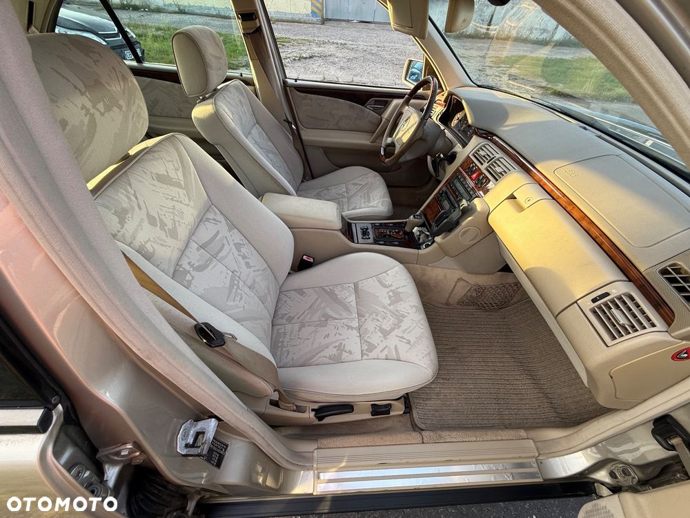 Mercedes-Benz Klasa E 280 4-Matic Elegance - 27