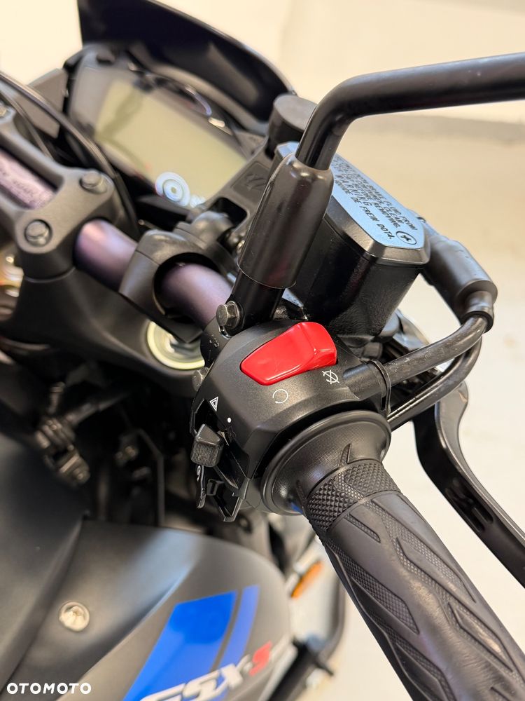 Suzuki GSX - 17