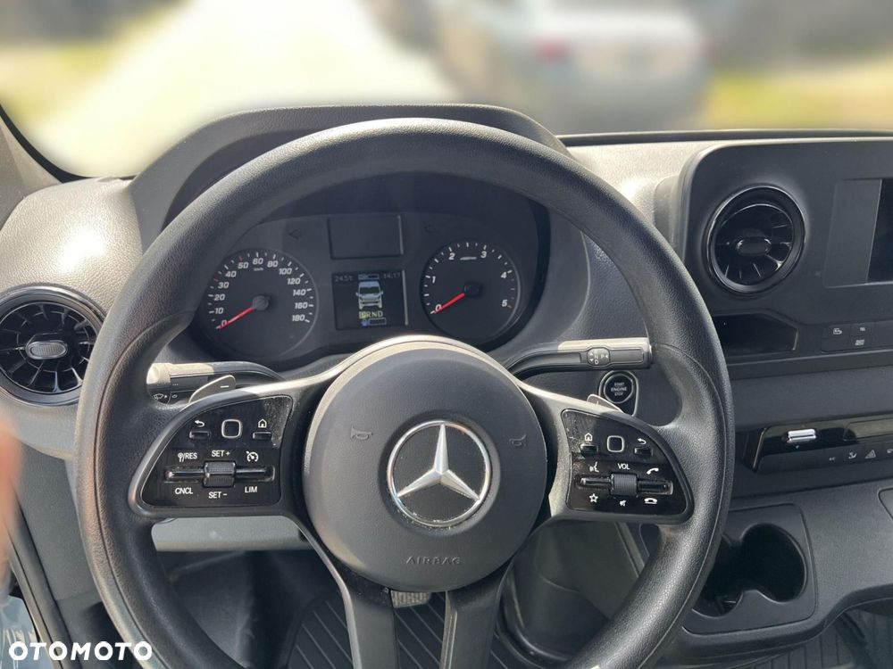 Mercedes-Benz Sprinter - 11