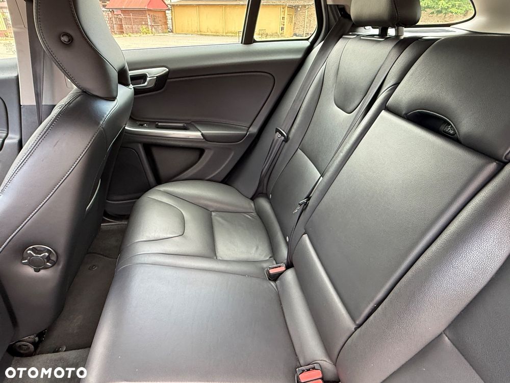 Volvo V60 D4 Momentum - 25