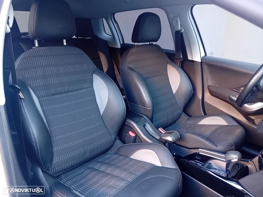 Peugeot 2008 1.2 PureTech Allure EAT6 - 10