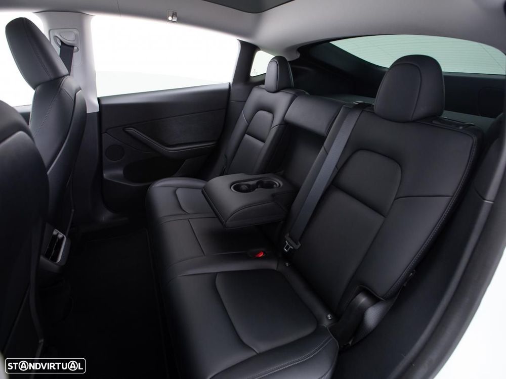 Tesla Model Y Long Range Dual Motor AWD — fotografia 11