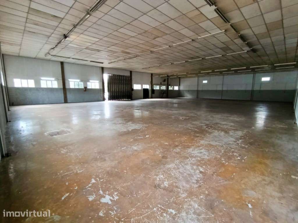 Armazém com 600 m2 em Vilar do Pinheiro - Grande imagem: 3/11
